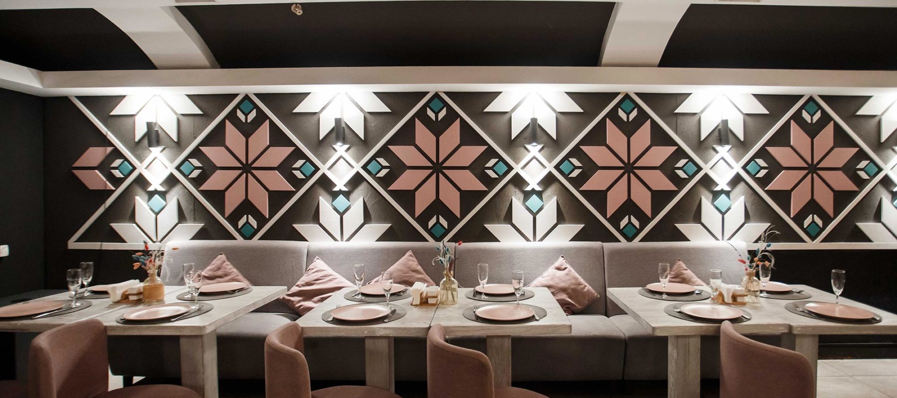 В Prynada Ukrainian Cafe люди узнают новую Украину — молодую, амбициозную, открытую к миру. В Prynada Ukrainian Cafe люди узнают новую Украину — молодую, амбициозную, открытую к миру.