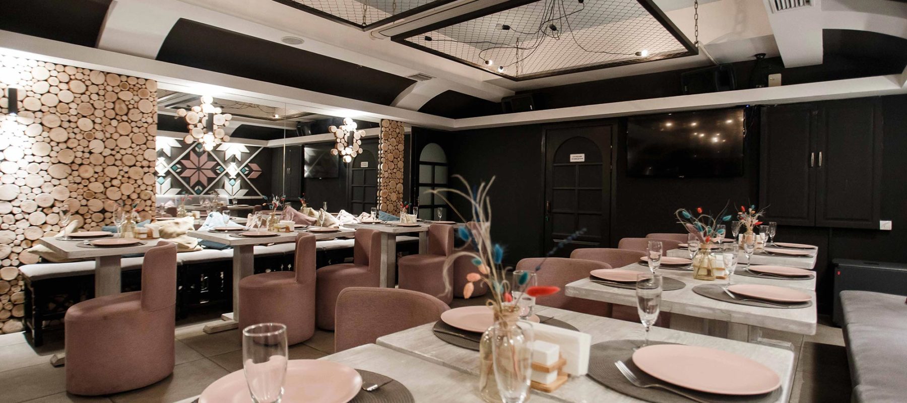 В Prynada Ukrainian Cafe играет современная украинская музыка. Качественная, самобытная. В Prynada Ukrainian Cafe играет современная украинская музыка. Качественная, самобытная.