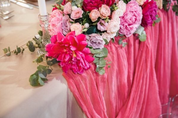 Декорирование стола молодоженов в ресторане Prynada