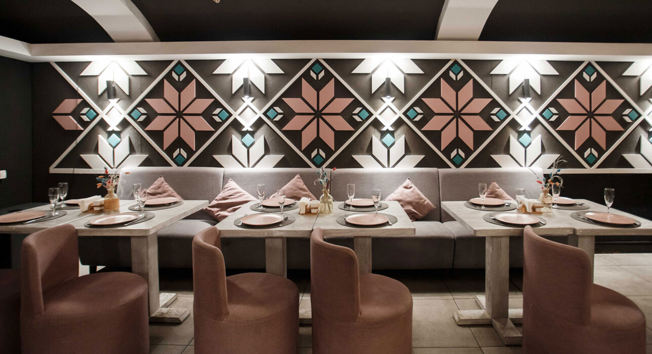 Нижний зал "Вышиванка" идеален для небольших мероприятий и камерных вечеринок