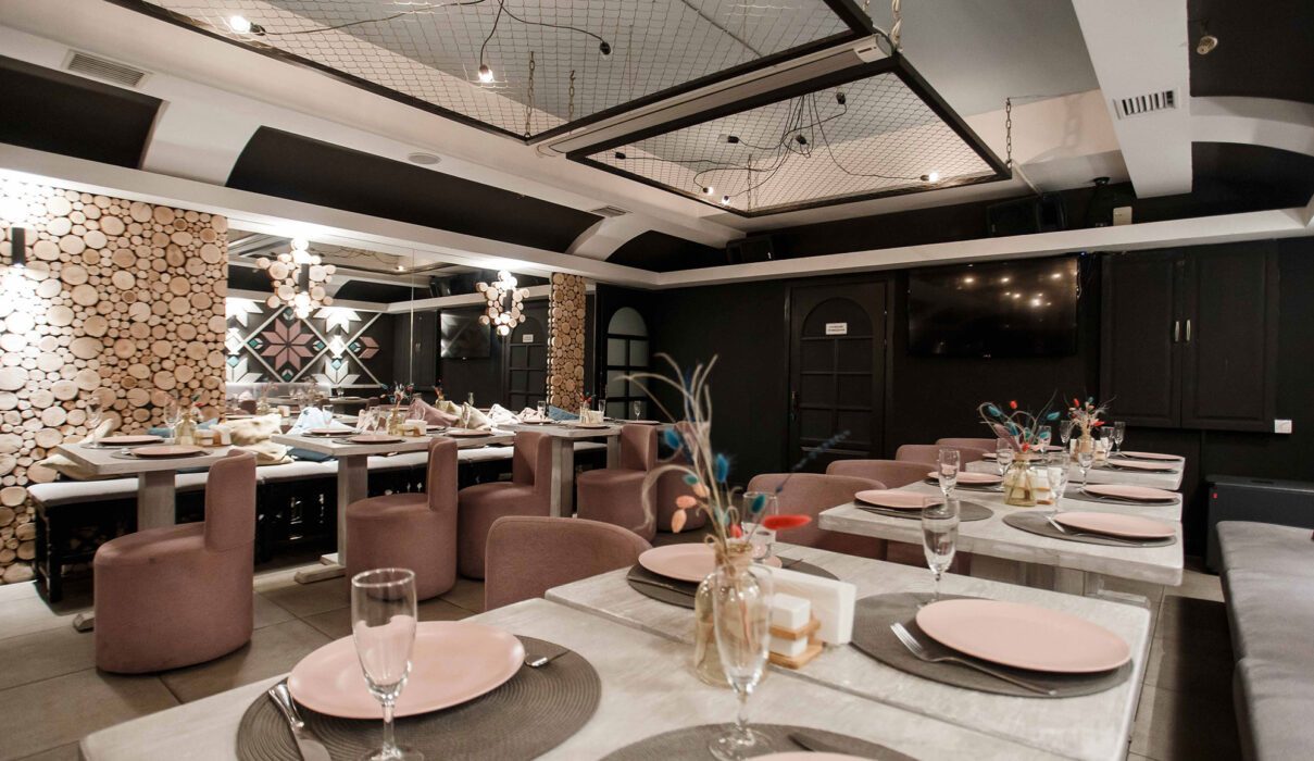 В нижнем зале "Вышиванка" предлагаем насладиться роскошным дизайнерским кальяном