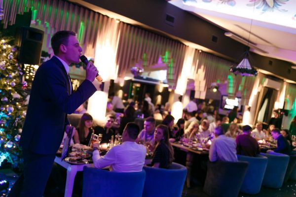 Ведучий на новогоднем корпоративе в ресторане Prynada Ukrainian Cafe