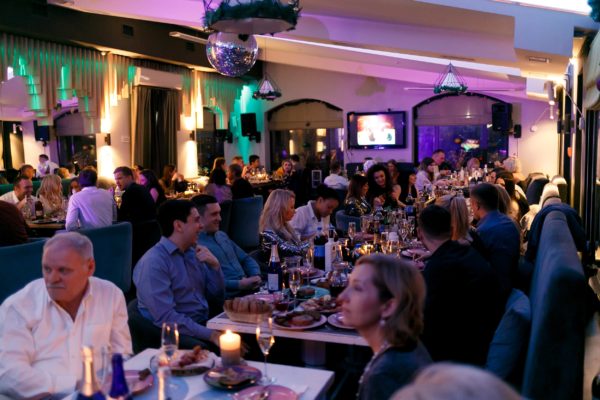 Новогодний корпоратив в зале "Петриківка" ресторана Prynada