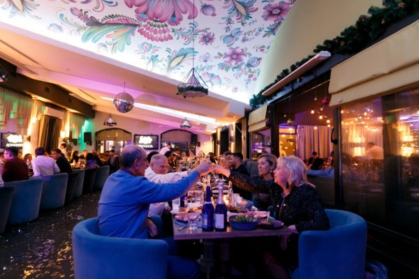 Празднование новогоднего корпоратива в ресторане Prynada