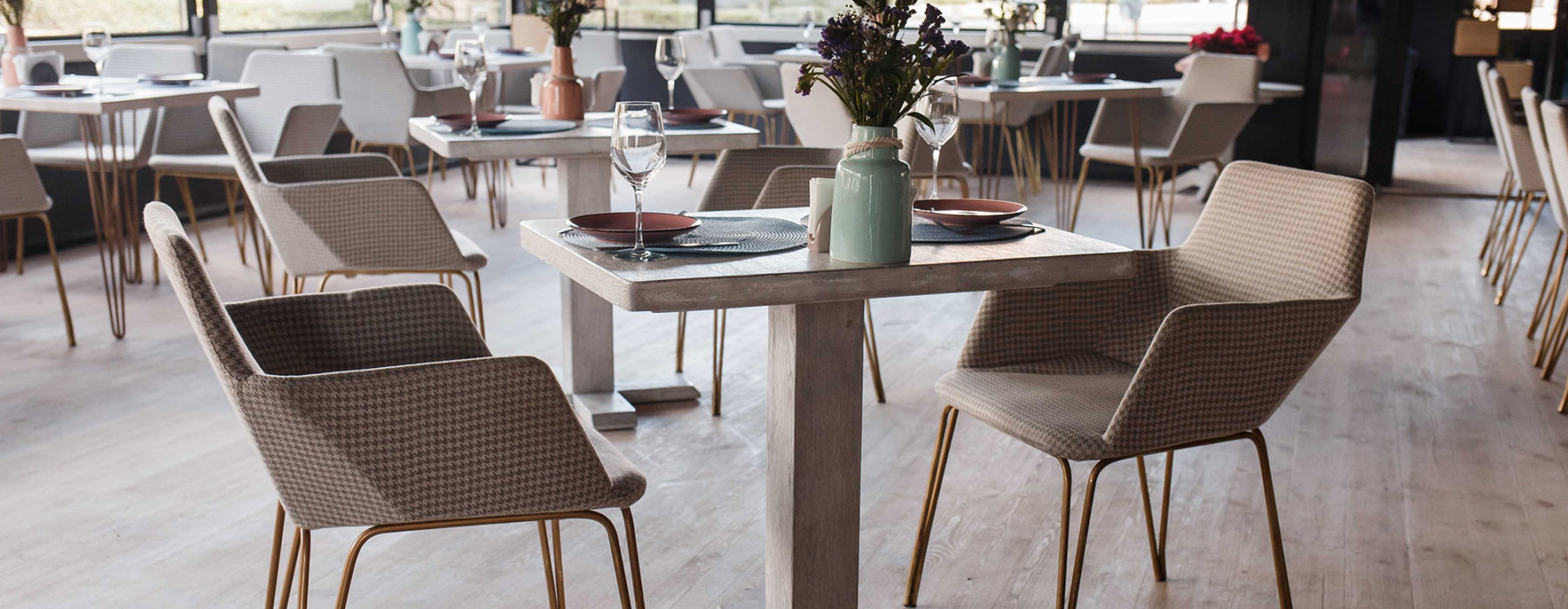 Мальовнича тераса із затишною лаунж зоною Мальовнича тераса із затишною лаунж зоною