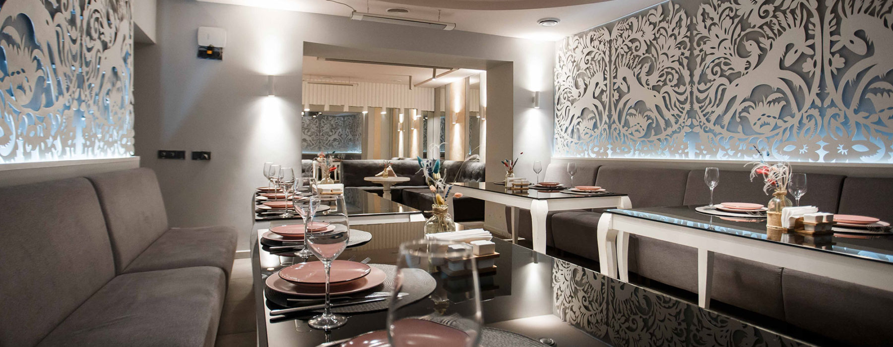 Нижня зала "Витинанка" ідеальна для невеликих заходів та камерних вечірок Нижня зала "Витинанка" ідеальна для невеликих заходів та камерних вечірок