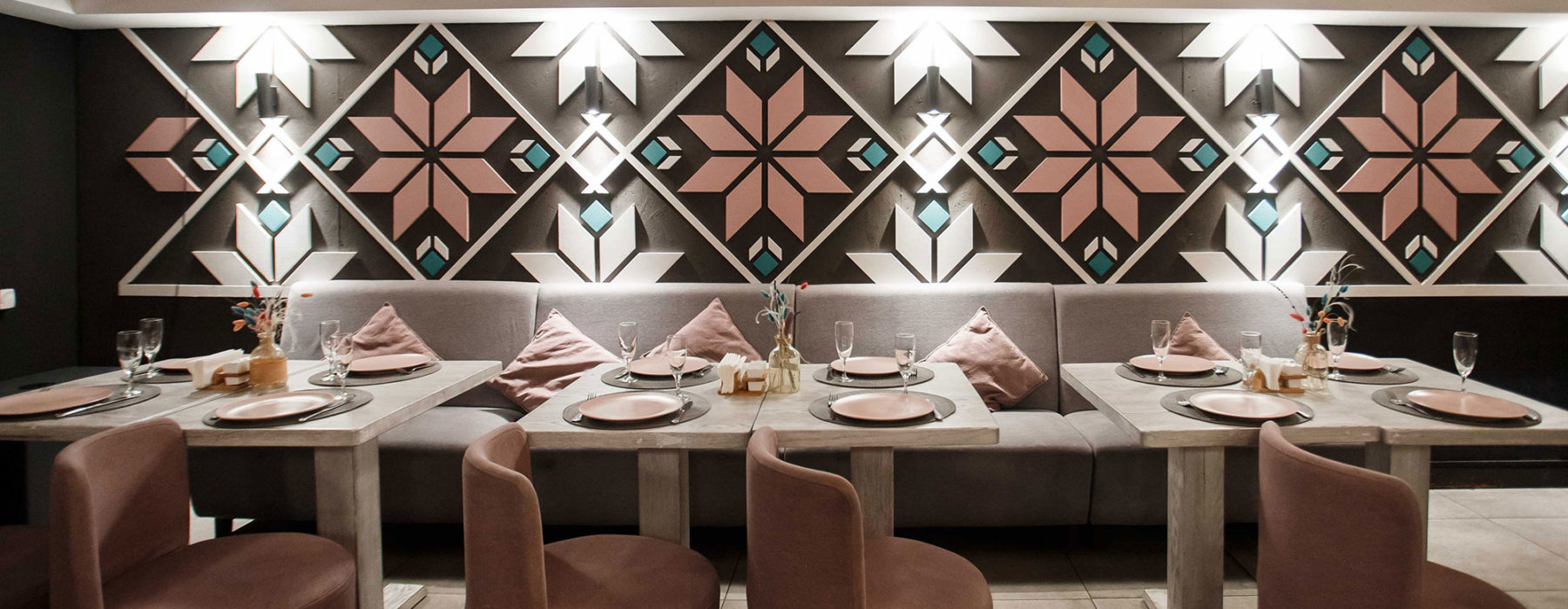 Зала "Вишиванка" для різноманітних святкувань в тісному колі родичів та друзів Зала "Вишиванка" для різноманітних святкувань в тісному колі родичів та друзів