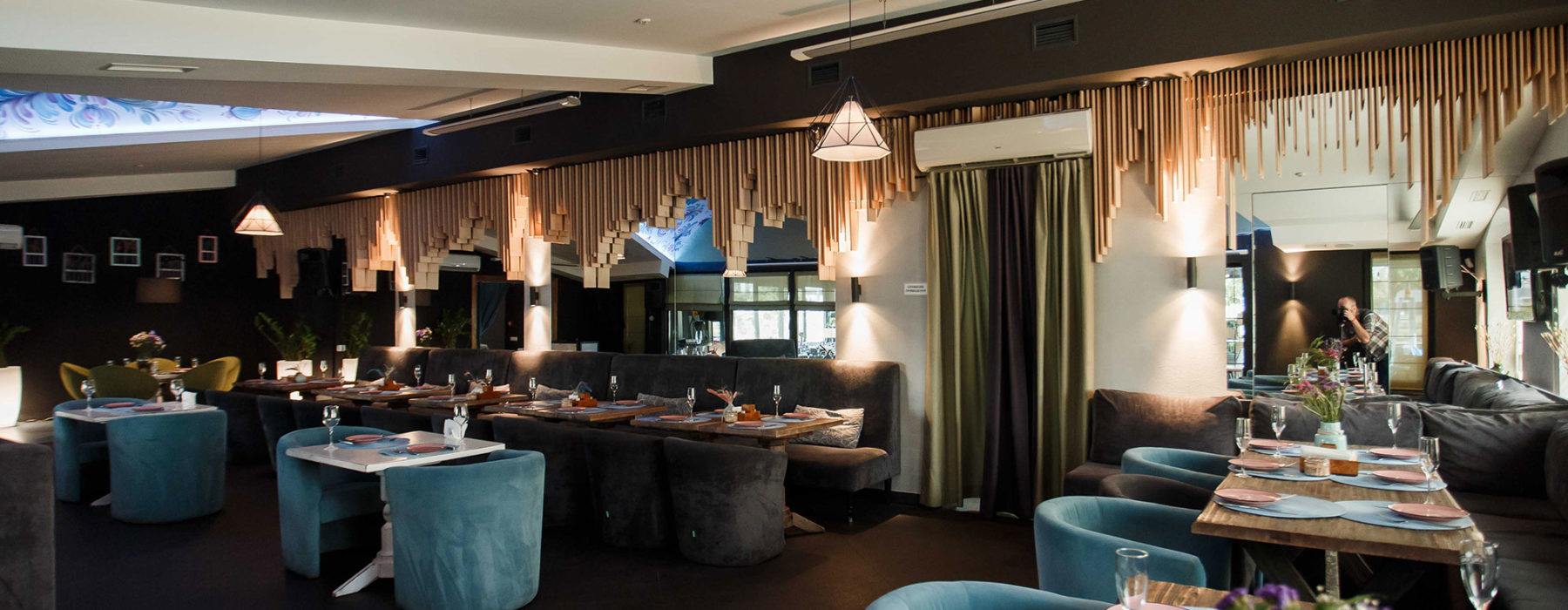 У верхній залі "Петриківка" відбуваються різноманітні розважальні заходи Зала «Петриківка» — святкові заходи, Prynada Ukrainian Cafe