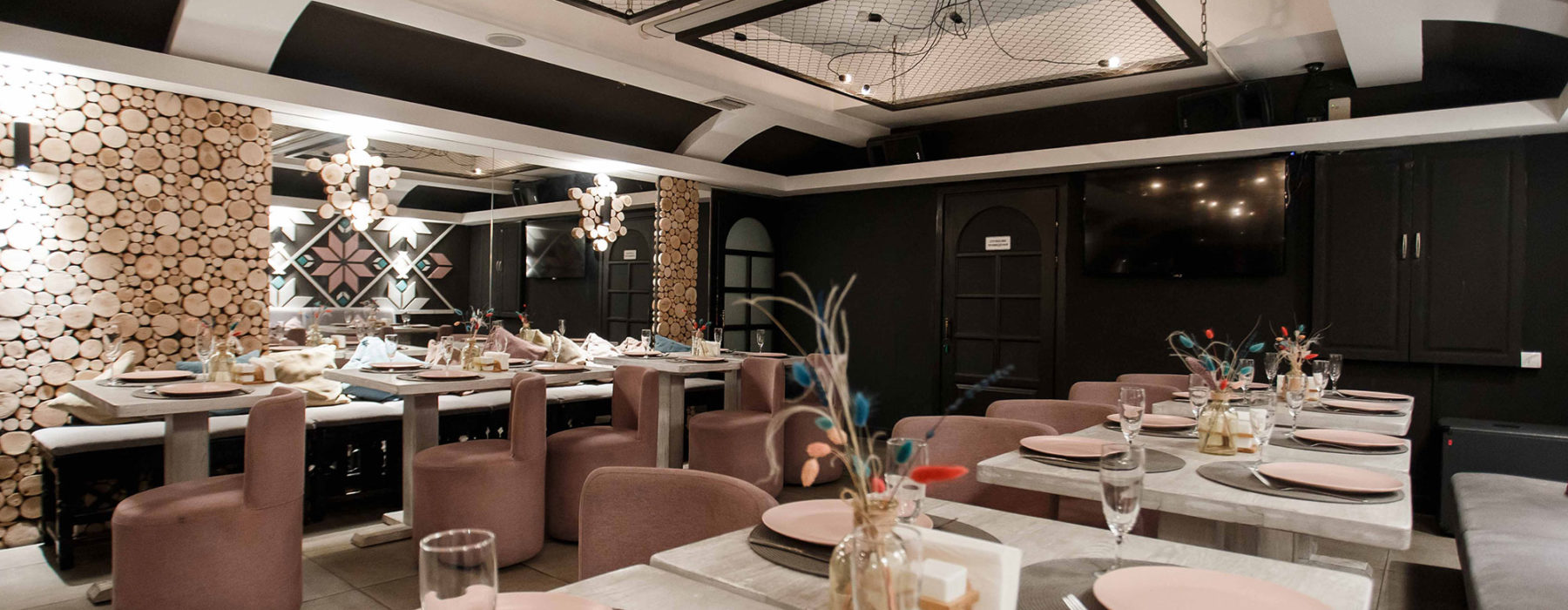 В нижній залі "Вишиванка" пропонуємо насолодитися розкішним дизайнерським кальяном В нижній залі "Вишиванка" пропонуємо насолодитися розкішним дизайнерським кальяном