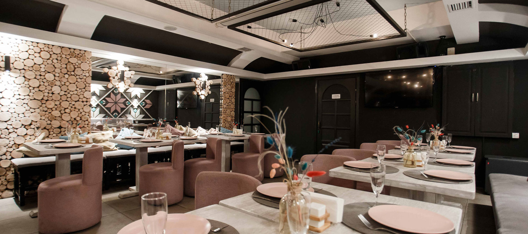 В Prynada Ukrainian Cafe грає сучасна українська музика. Якісна, самобутня.